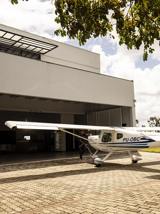 Avião branco em frente ao hangar no Costa Esmeralda