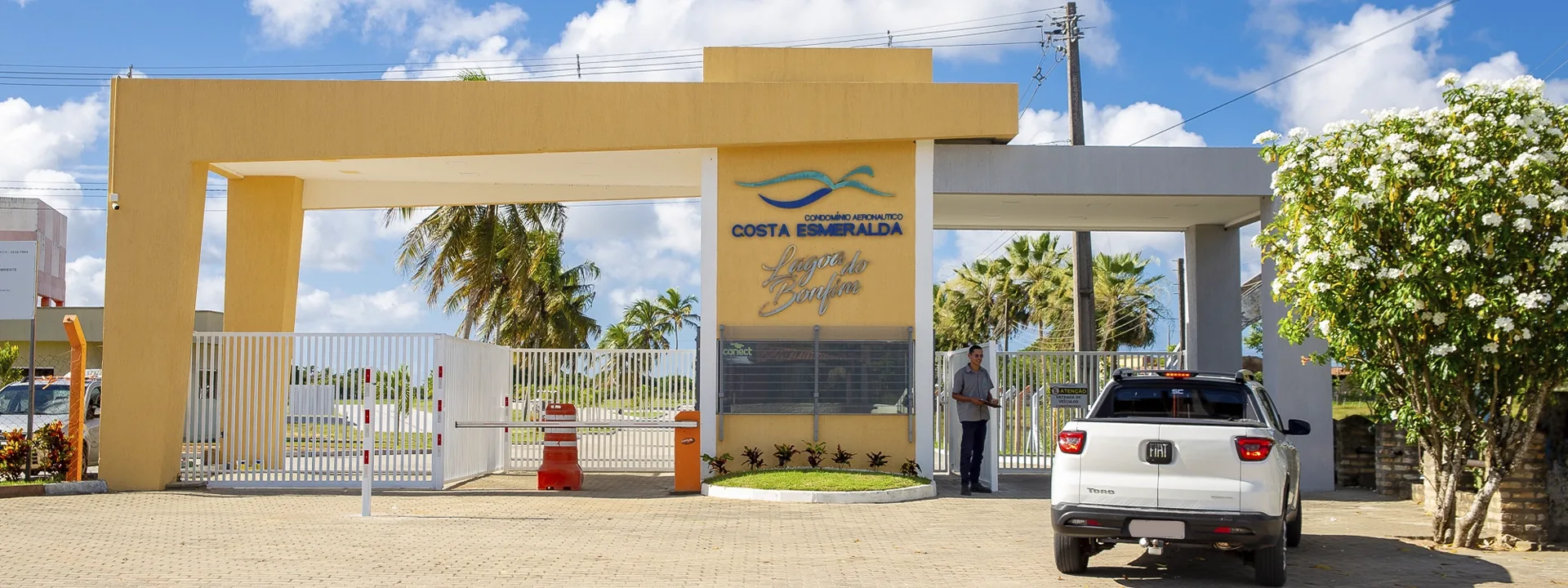Pórtico de entrada do Condomínio Aeronáutico Costa Esmeralda